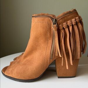 DV Dolce Vita Tan Peep-Toe Fringed Ankle Booties Faux Suede concert Western